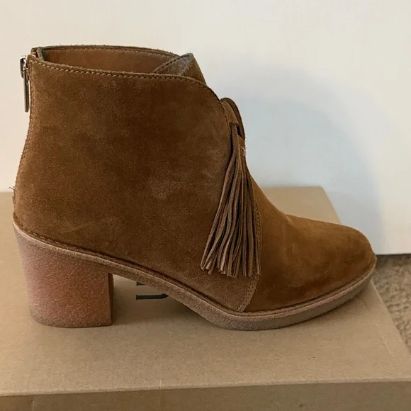 UGG W Corin- Tan Suede Fringe Ankle Boots - Picture 6 of 10